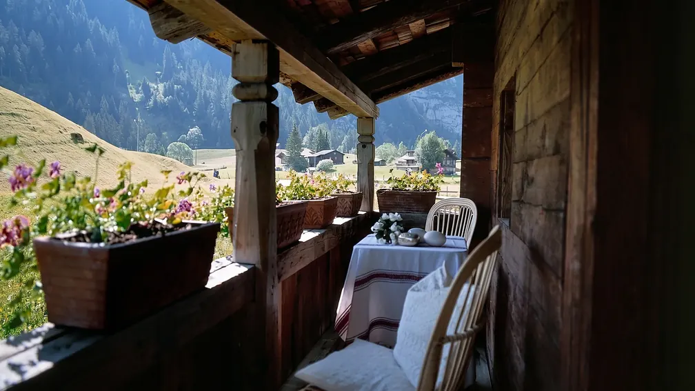 Laube mit Sesseln und Geranien, Blick ins Tal