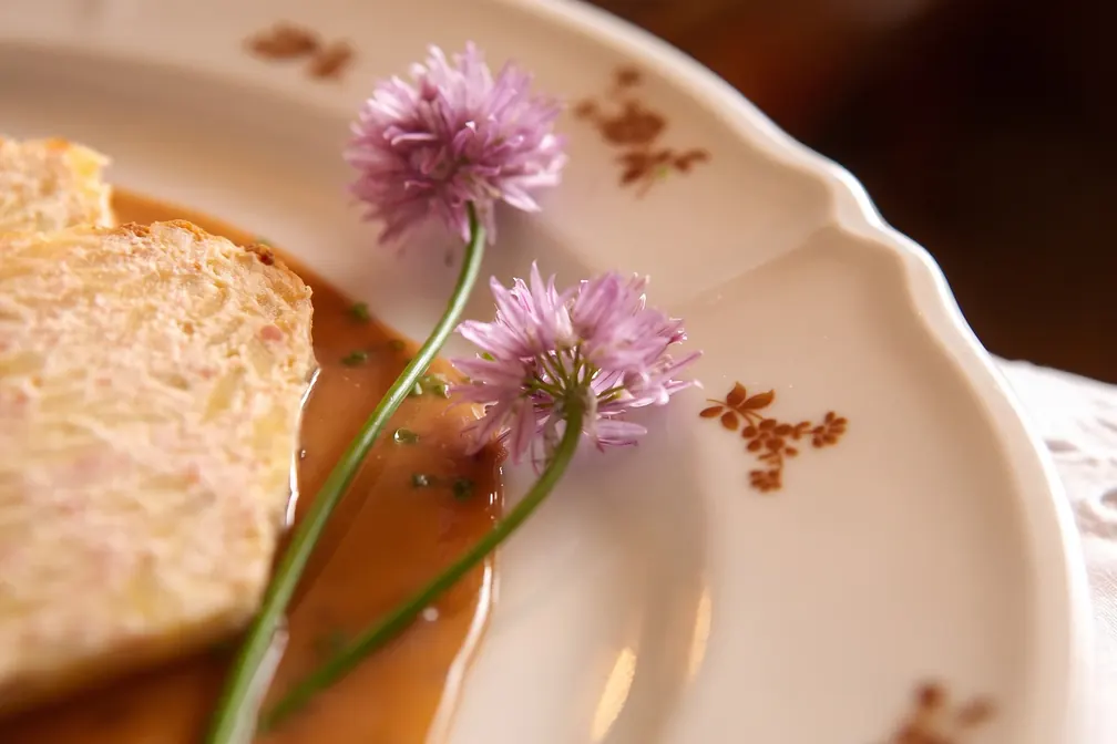 Härdöpfelterrine mit Schnittlauchblüte