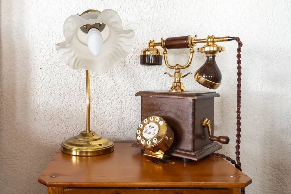 Altes Telefon und Lampe in der Hochzeitsstube