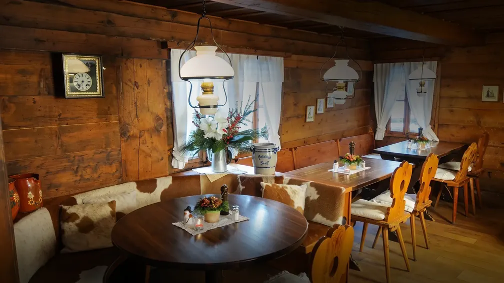 Stube im Parterre: runder Tisch, Petrollampen, Eckbank
