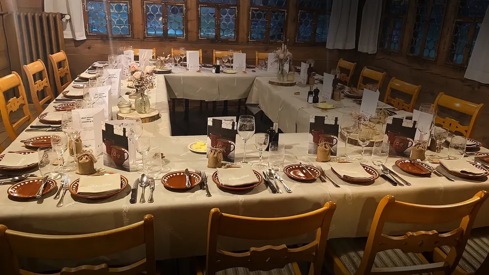 Festlich gedeckte Tafel in einer Stube des Ruedihus