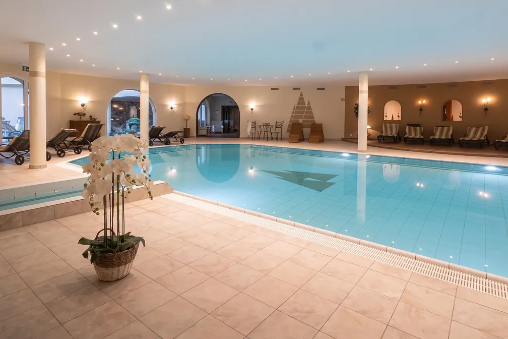 Hallenbad im Waldhotel Doldenhorn