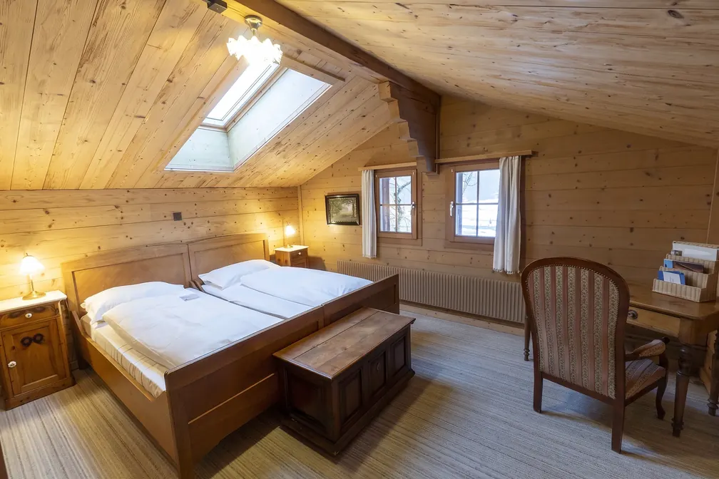 Landhaus-Zimmer unter dem Dach